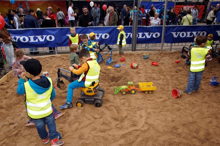 JuNetKo - Kinderfestival Konz 2015 - Martplatz - Riesensandkasten-Volvo
