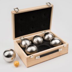 Mieten Sie ein hochwertiges Boule Kugel Set für Firmenfeiern, Vereinsfeste, Stadtfeste, Weinfeste oder Familienfeste. Das Spielmobil Konz bietet Boule-Spaß für Jung und Alt – auf Wunsch mit Lieferung und Fullservice.